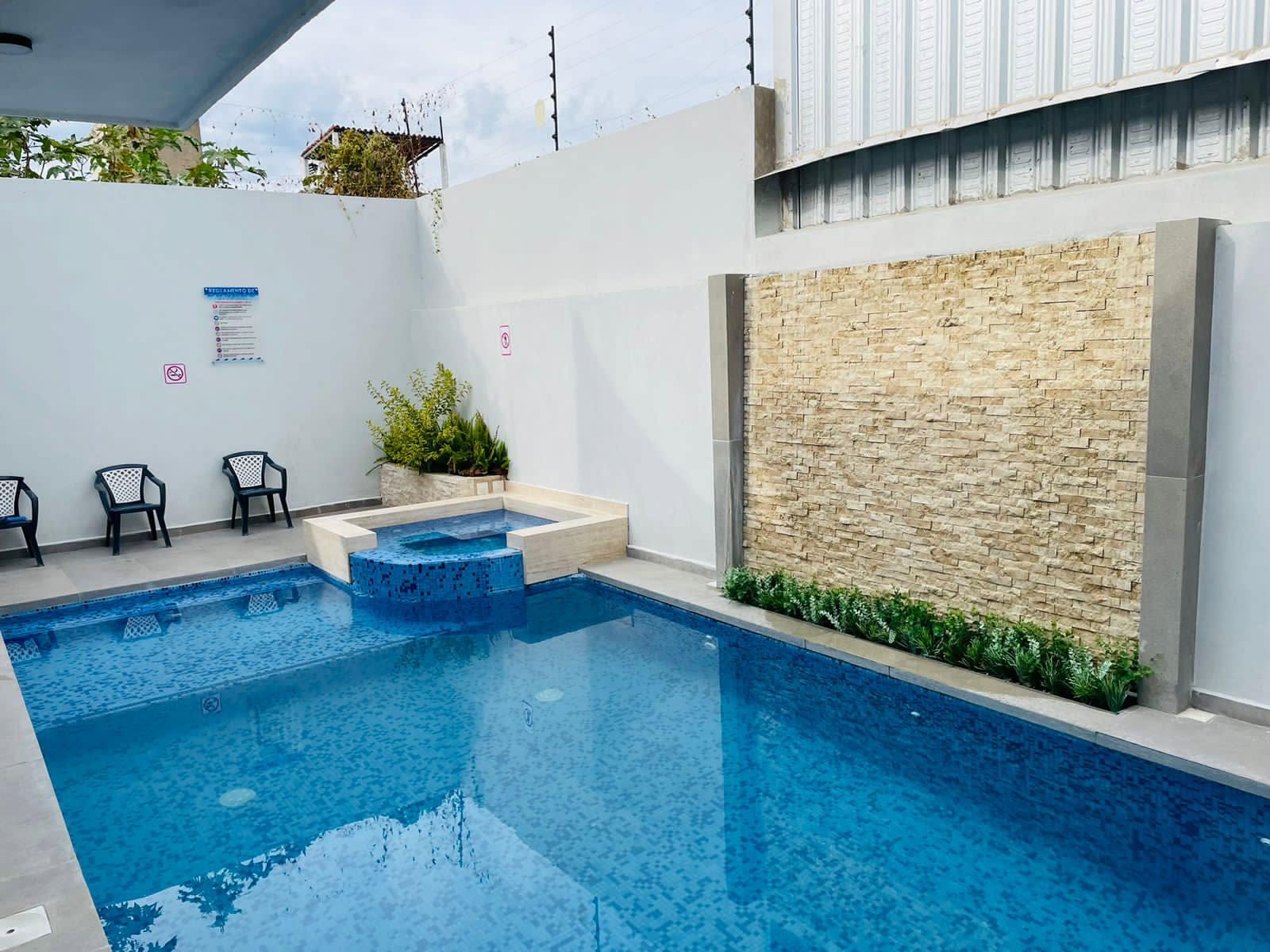Muro de Piedra y Área de Descanso - Terraza La Opulenza